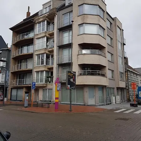 Studio-appartement In De Gezellige Winkelstraat Van Middelkerke-bad