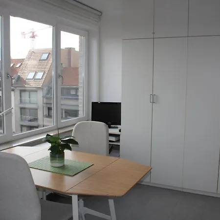 Studio-appartement In De Gezellige Winkelstraat Van Middelkerke-bad * Middelkerke